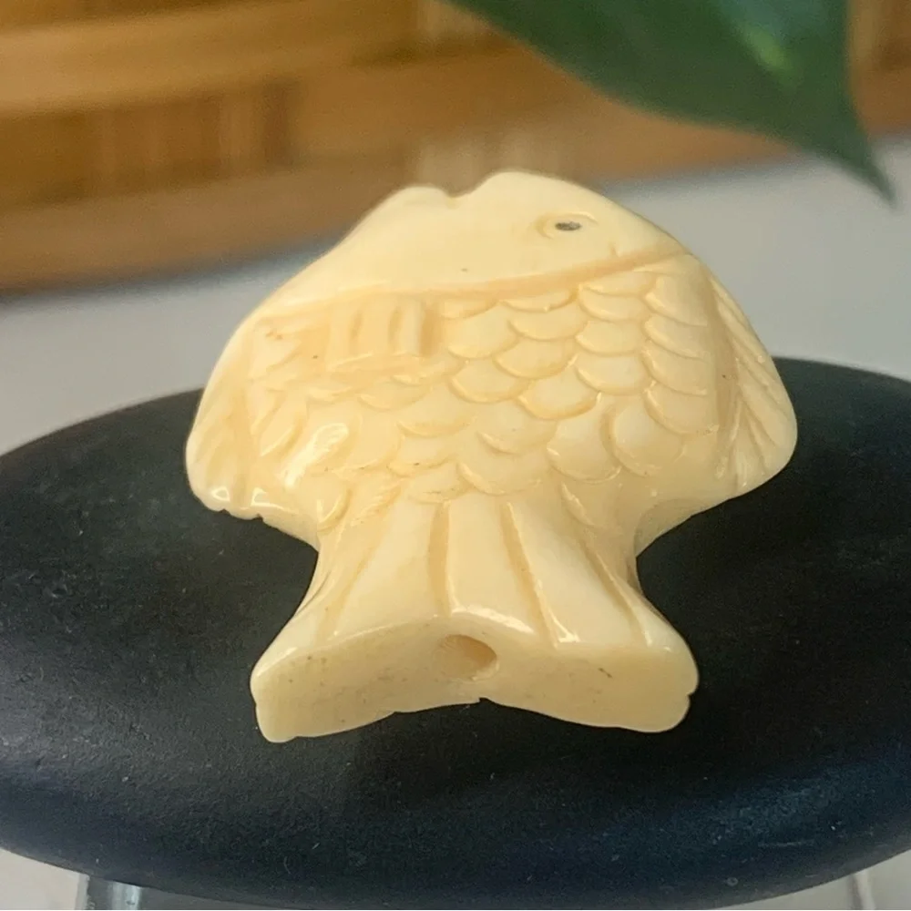 Vintage Natural Bone Carved Fish Fetish Bead Drilled Swimming Tropical Fish 1.5